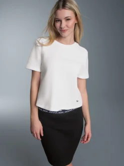 Freizeit-Set aus Cropped Oversized T-Shirt und Rock Weiss