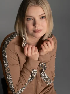 Sweatjacke mit modischen Leo-Elementen Haselnuss